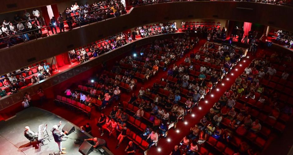 Además de las presentaciones artísticas, en el Cine Teatro habrá degustación de comidas típicas. Las entradas eran gratuitas y están agotadas