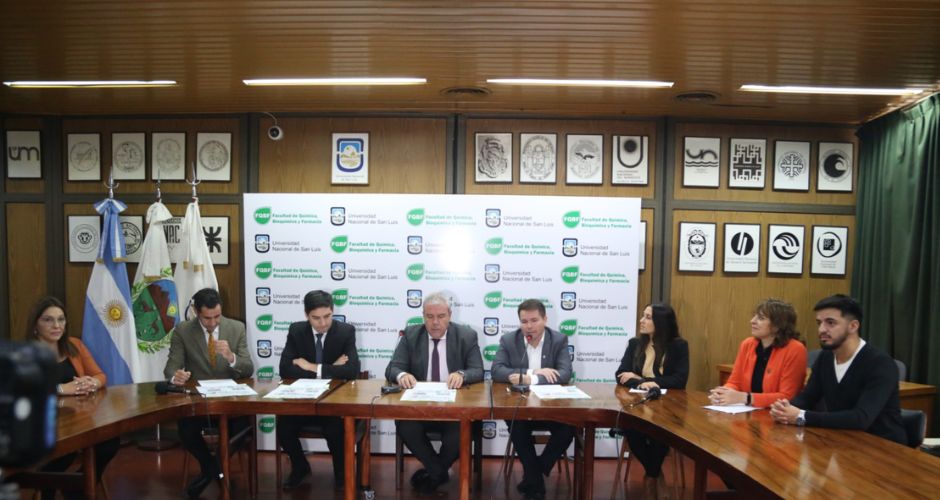 El rector de la UNSL y los funcionarios provinciales ayer en la casa de altos estudios donde presentaron el concurso
