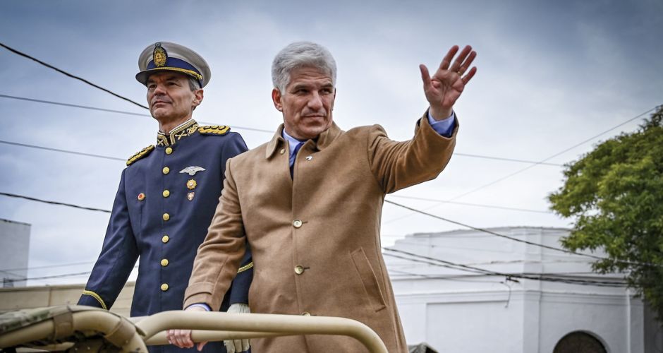 Gobernador Poggi, en el inicio del desfile, llega al palco a bordo de un vehículo militar