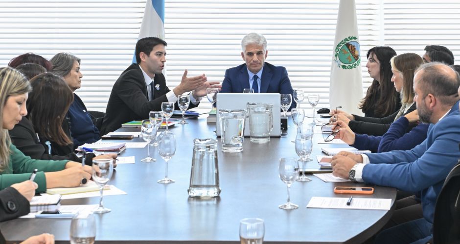 El gobernador, Claudio Poggi, esta tarde en su despacho, recibió el informe de las evaluaciones educativas realizadas en marzo y abril