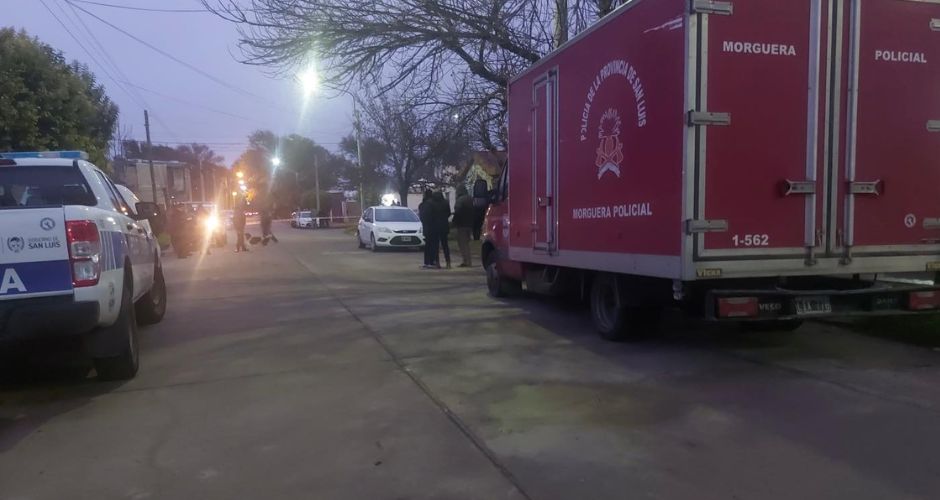 Fuentes judiciales y policiales confirmaron que la víctima tenía heridas compatibles con un ataque con arma blanca