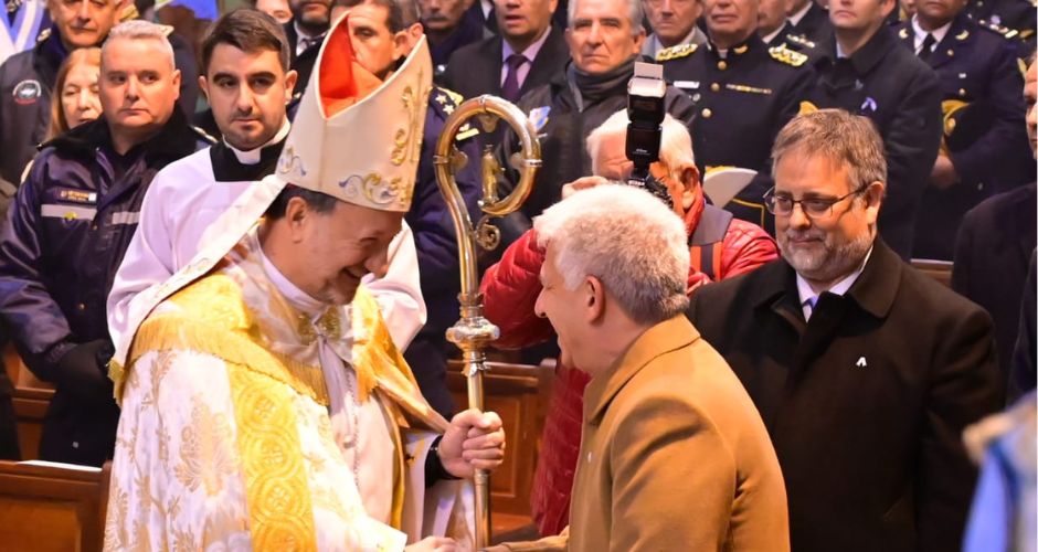 El Obispo Barba saluda al gobernador Poggi en la Catedral tras celebrar el Tedeum