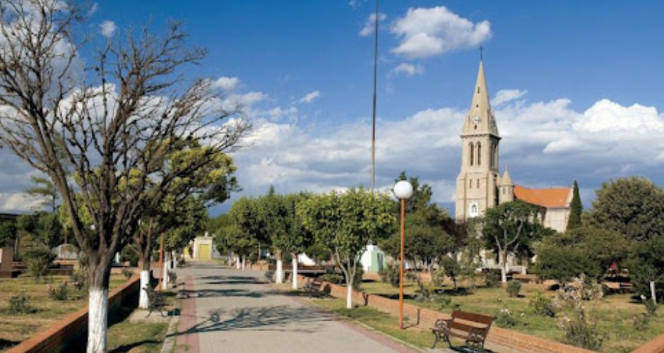 Plaza principal y la centenaria Iglesia de Santa Rosa del Conlara