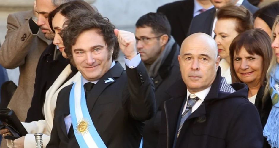 Milei y Bartolomé Abdala en el ingreso a la Catedral Metropolitana (Foto Agencia NA)