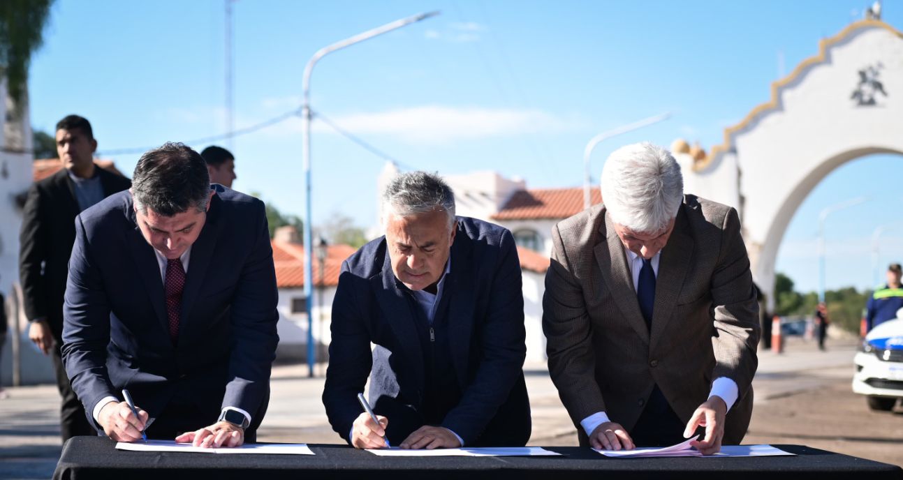 Orrego, Cornejo y Poggi esta tarde en el Arco de Desaguadero durante la firma del convenio en materia de seguridad