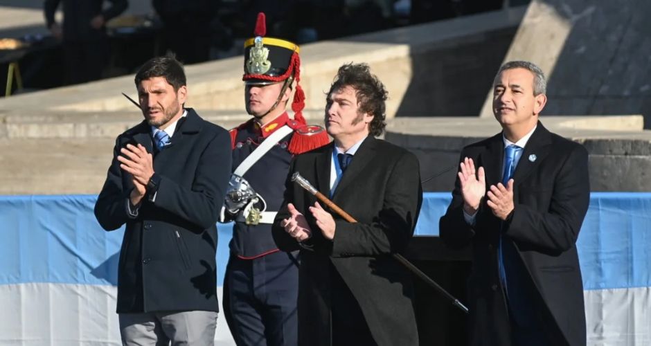 Gobernador de Santa Fe, Maximiliano Pullaro; presidente Javier Milei y el intendente de Rosario, Pablo Javkin