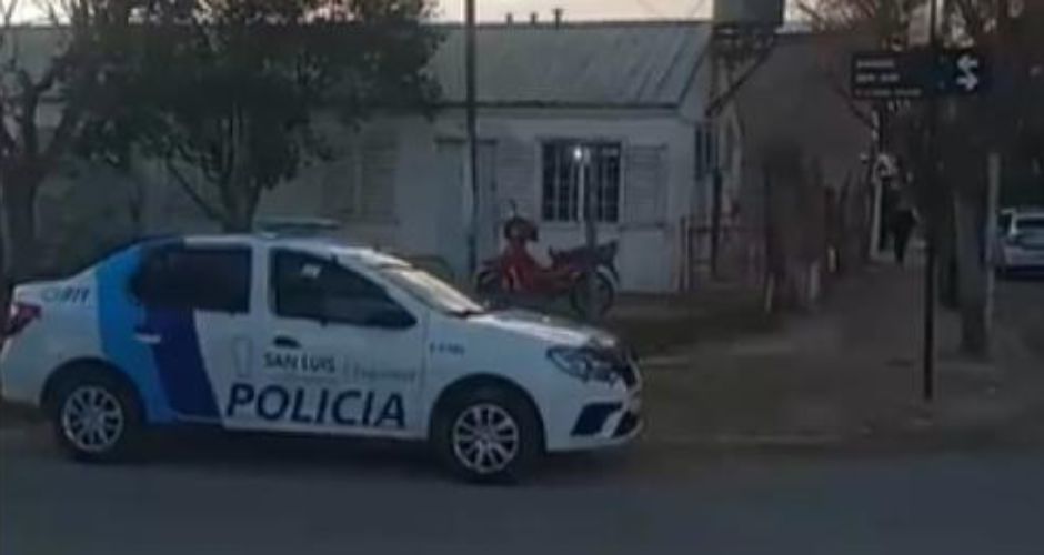 Imagen del operativo policial de ayer para dar con delincuentes que asaltaron al octogenario, quien habría sido "golpeado con ferocidad", según deslizaron las fuentes consultadas