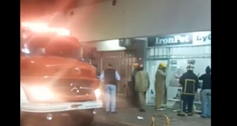 Captura de video de Radio Cadena Popular del local incendiado