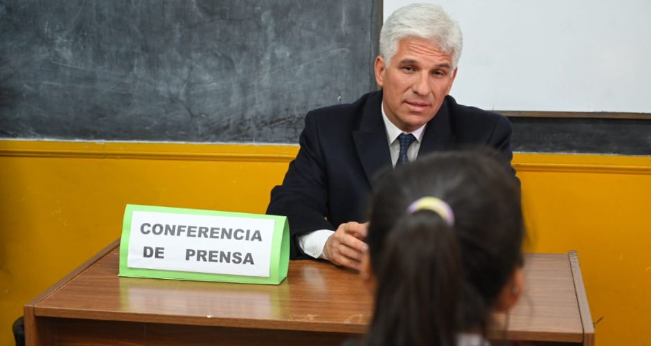 El gobernador, Claudio Poggi, este viernes, en un aula de la escuela N°285 de San Martín