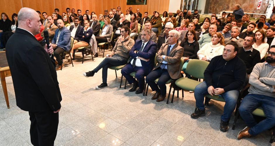 El ministro de Gobierno, Facundo Endeiza, ayer en el Salón Blanco, previo a la firma del acuerdo.