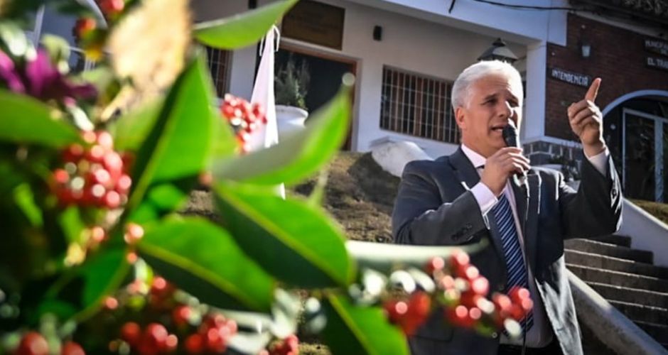 Gobernador Poggi esta semana en la gira institucional, frente a la Municipalidad de El Trapiche (Foto Marcelo Lacerda - Agencia de Noticias)