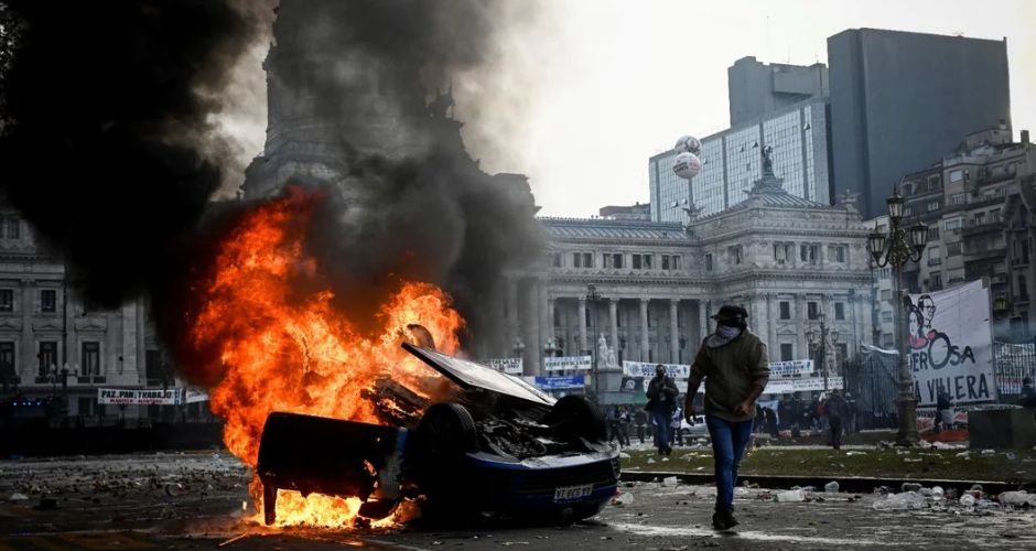 Escena lamentable. Manifestantes del kirchnerismo, izquierda y sindicalistas incendiaron el móvil de Cadena 3