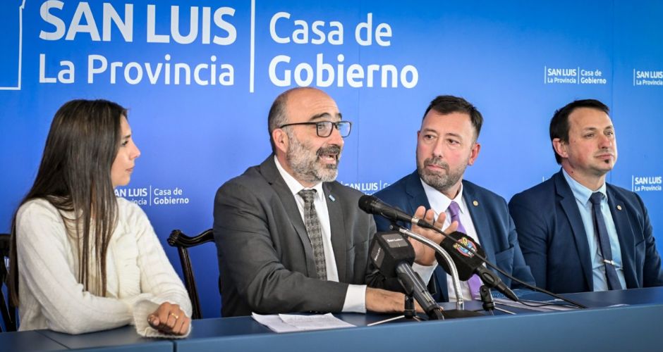 El Ministro Trombotto junto a autoridades del Banco Nación en el lanzamiento de los créditos