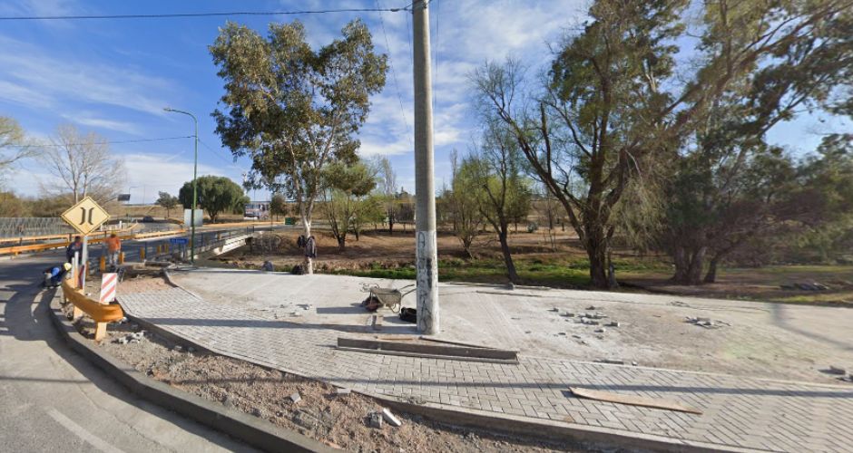 Puente sobre avenida Riobamba y Río San Luis, zona donde fue hallado el hombre sin vida