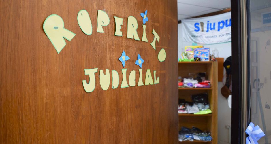 El roperito está ubicado en el hall central del Poder Judicial, en el ingreso por Rivadavia