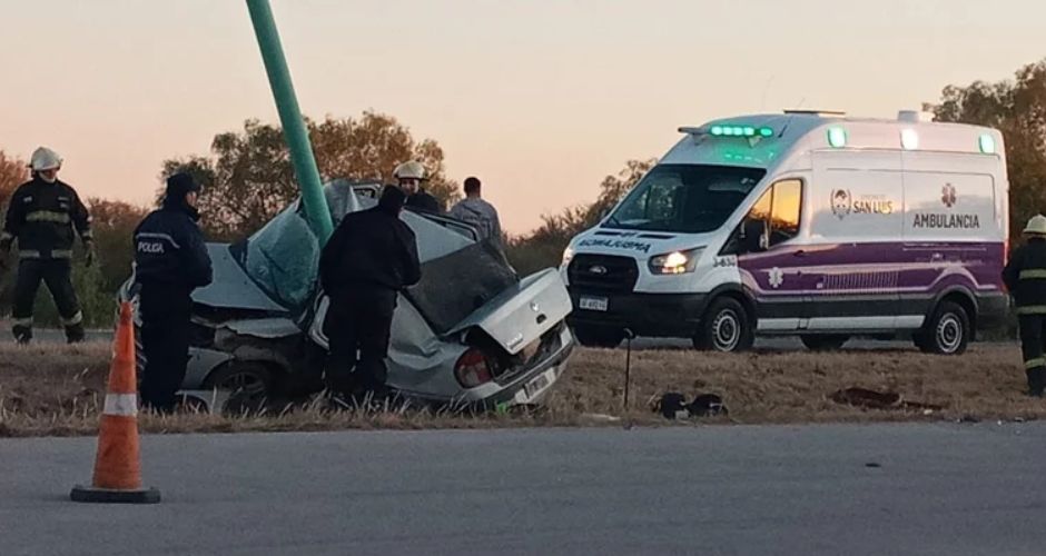 Así quedó el auto tras impactar contra una de las luminarias del cantero central