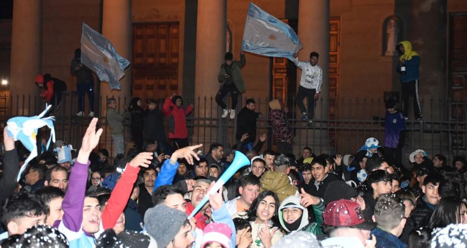 Los hinchas puntanos coparon esta madrugada la esquina de Pringles y Rivadavia en la capital provincial (foto gentileza El Diario de la República)