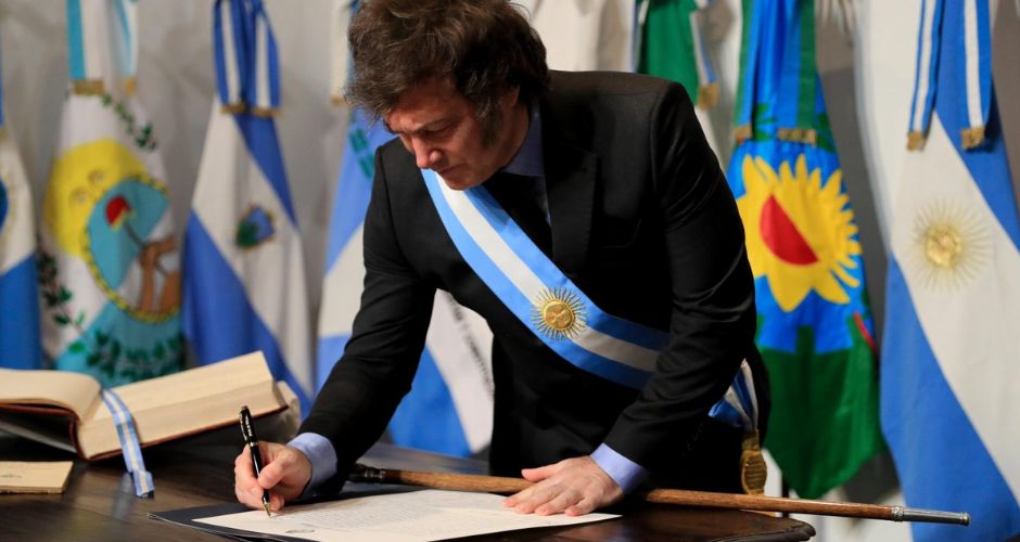 Presidente Javier Milei rubrica el Pacto de Mayo tras las firmas de 18 gobernadores