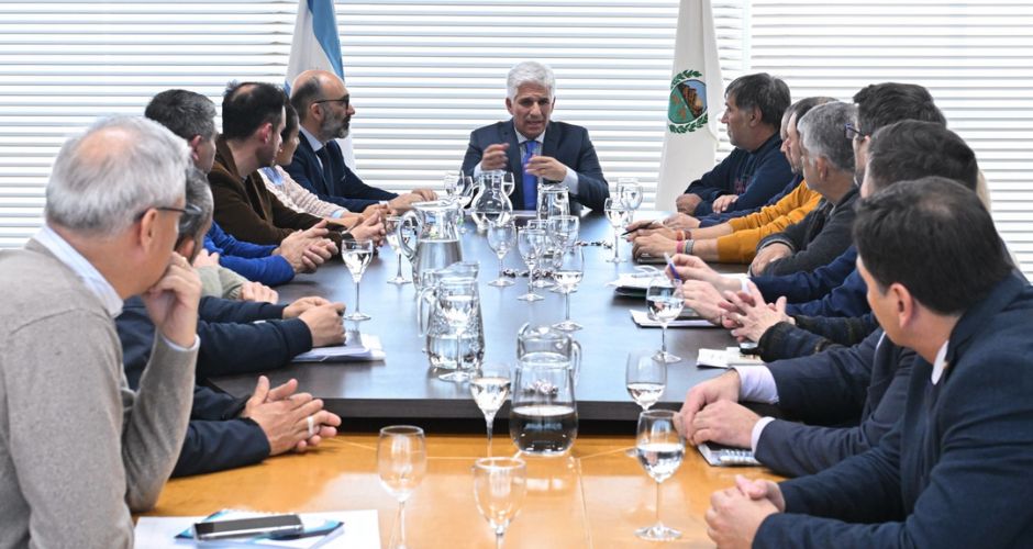 Gobernador Poggi, funcionaros provinciales y dirigentes ruralistas esta tarde en Terrazas del Portezuelo