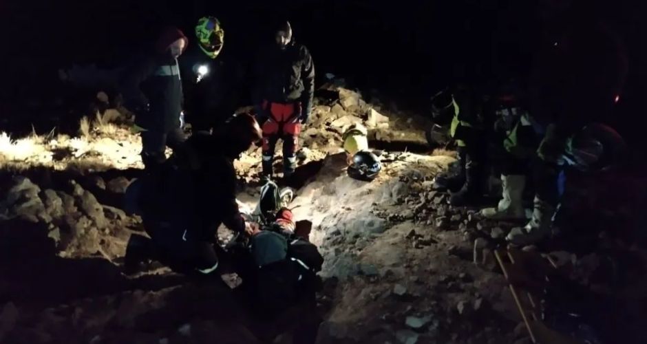 Anoche Bomberos Voluntarios de Merlo en el momento que rescatan al motociclista
