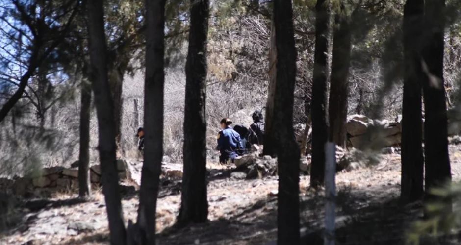 Momento en que es detenida la mujer policía, homicida confesa de sus hijos