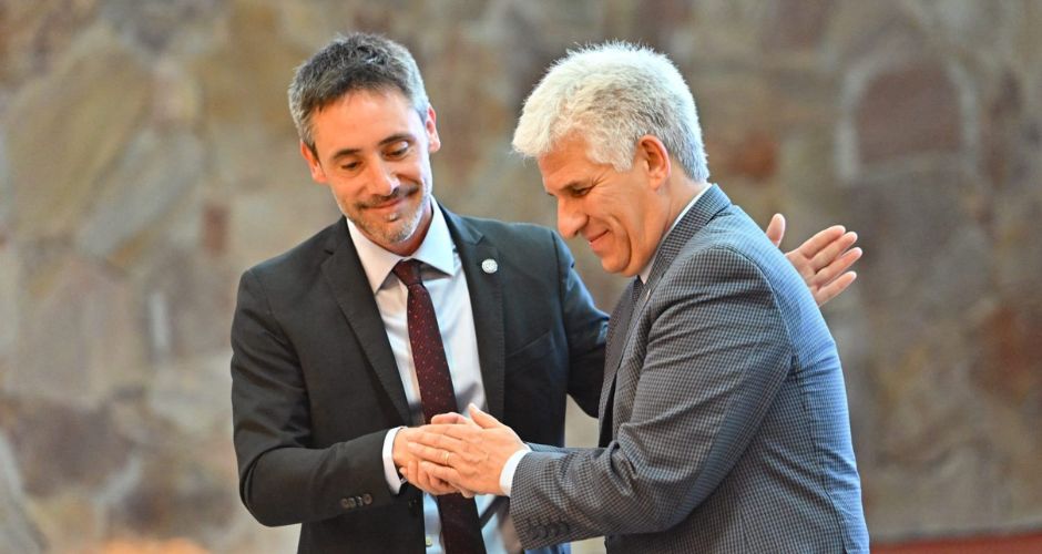 El secretario general del CFI, Ignacio Lamothe, y el gobernador Claudio Poggi, ayer durante la firma de los documentos.