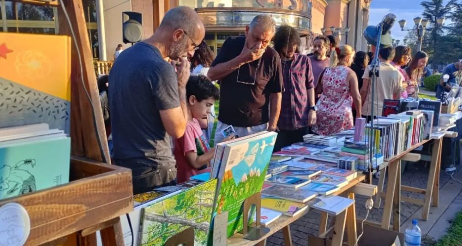 En la plazoleta del Casino Flamingo de Merlo hubo un nuevo encuentro de libreros, editoriales e ilustradores.