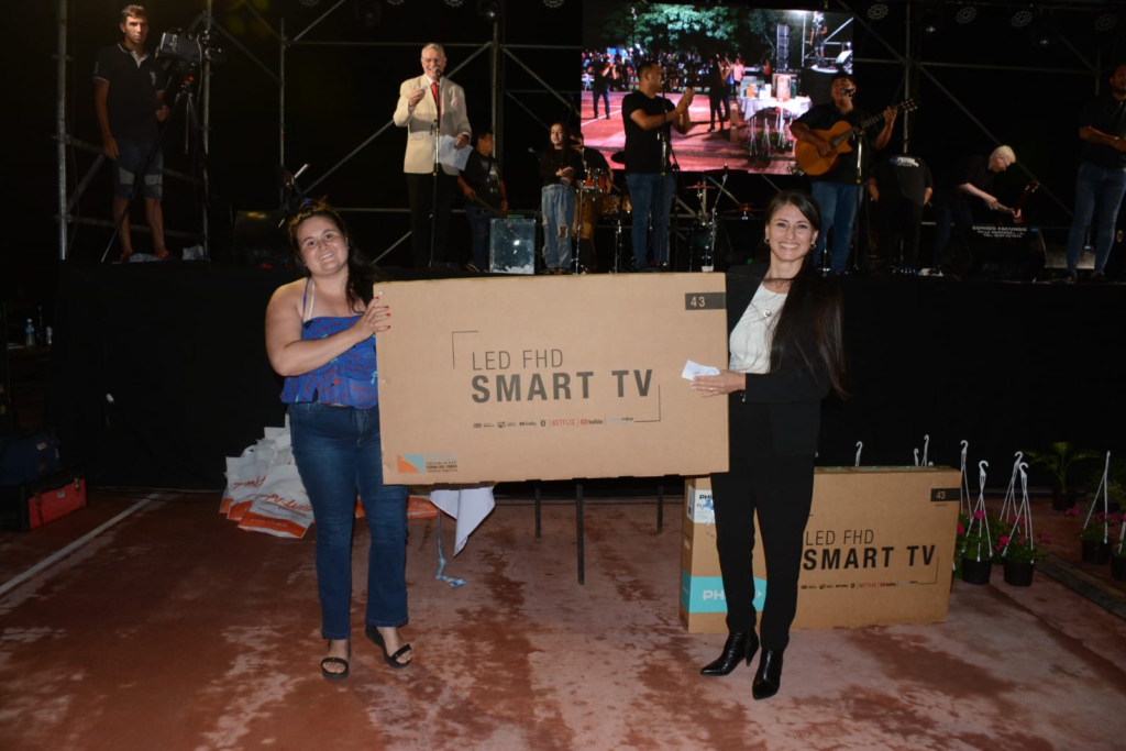 La intendenta de San Pablo, Silvia de la Serna entrega uno de los premios sorteados en el festival de este año.