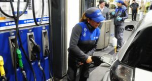El Gobierno postergó otra vez la actualización del impuesto a los combustibles