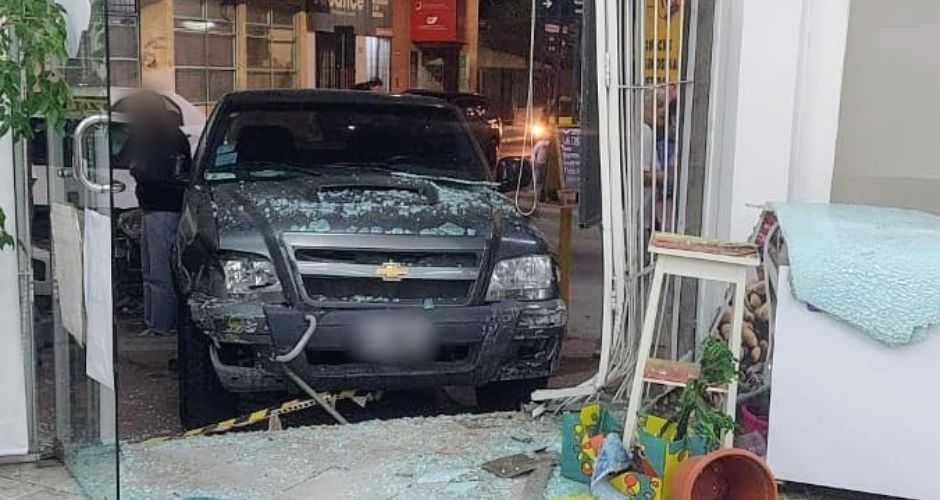 Una camioneta rompió la vidriera de un comercio tras chocar contra un taxi en el centro de la capital provincial