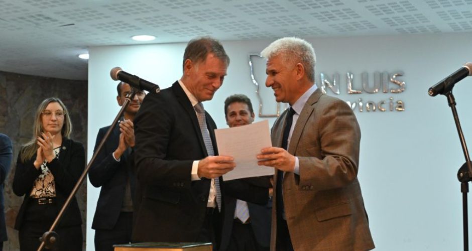 Luis Pestchanker, recibe de manos del gobernador Claudio Poggi el decreto que lo ponía al frente de la ahora ex Secretaría de Actividades Logísticas