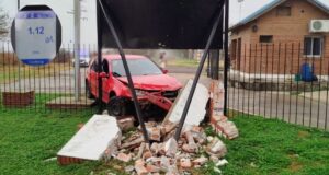 Un conductor ebrio erró la entrada a la V Brigada Aérea y chocó contra un muro y cartelería 