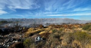 Bomberos lograron sofocar un incendio en un basural a cielo abierto en La Punta 