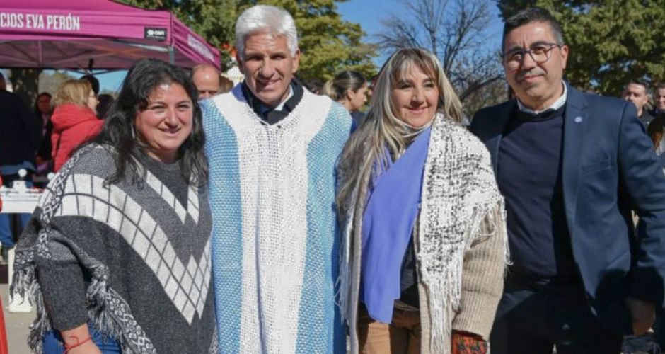 De derecha a izquierda: Mariela Antequera (profesora de la escuela), gobernador Claudio Poggi (con un poncho tejido en Manuela Franco), Liliana (alumna) y el intendente de Renca, Luis Altamirano