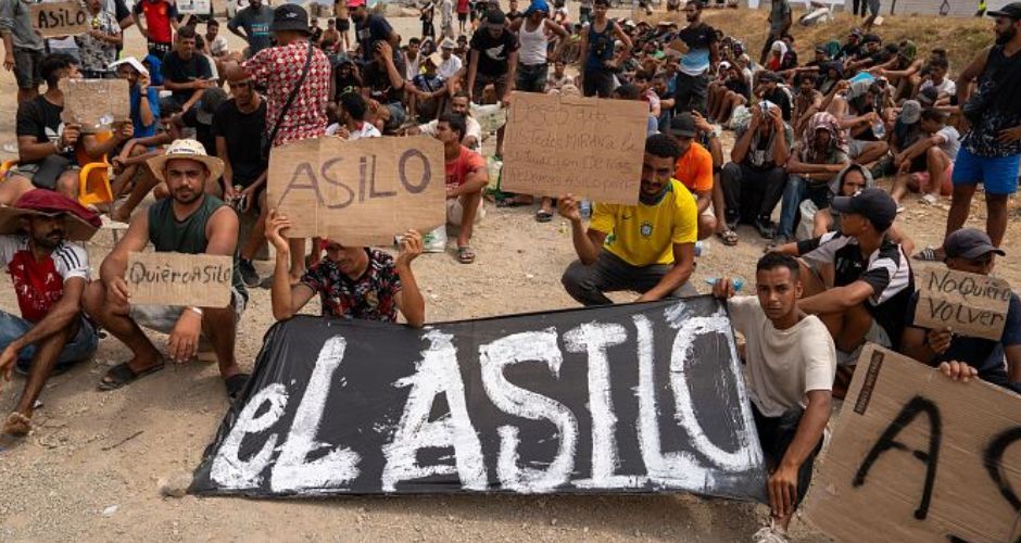 Crisis migratoria en España: la policía desalojó a más de 1.200 migrantes de la Playa del Trampolín en Ceuta