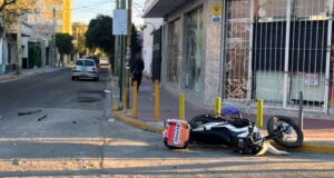 Choque entre moto y auto en una de las esquinas más peligrosas de San Luis dejó como saldo una niña herida
