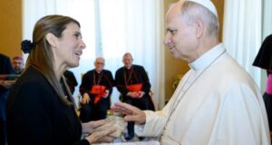 La rectora de la UNLC le entregó al Papa León XIV la obra poética de Antonio Esteban Agüero