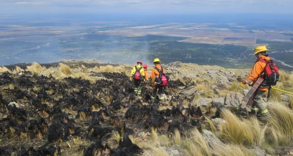 Guardia de cenizas: bomberos y brigadistas lograron contener el incendio en el “Filo serrano”